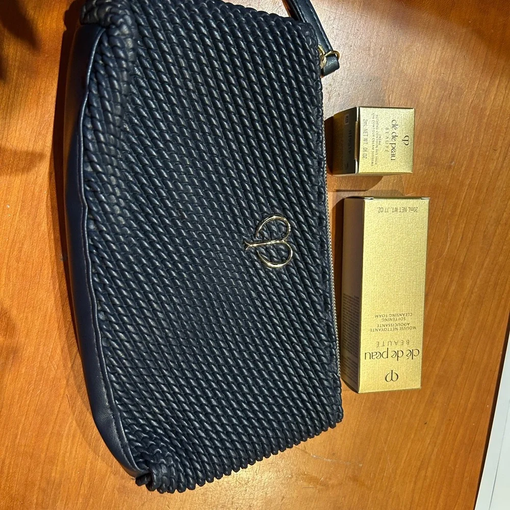 Navy Blue cle de peau pouch with golden eye cream and softening cleansing - Picture 2 of 5